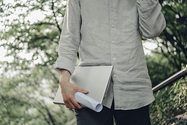 포토 JPG 주간 남자 여유 대학생 한명 서기 들기 상반신 20대 성인 취미 야외 앞모습 노트북 한국인 비즈니스맨 성인남자한명만 국내포토 자연요소 1 학생 감정 뷰포인트 비즈니스 모션 사람 동양인 청년 전자제품 직장인 남자한명만 성인남자만 파일형식