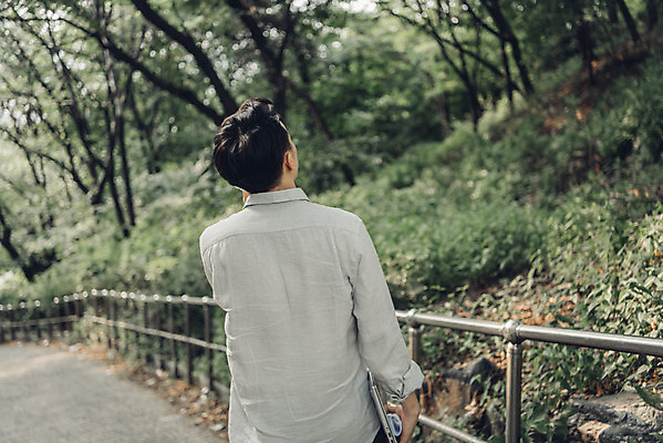 포토 JPG 주간 남자 여유 대학생 한명 서기 들기 상반신 20대 성인 취미 야외 뒷모습 노트북 한국인 비즈니스맨 성인남자한명만 국내포토 자연요소 1 학생 감정 뷰포인트 비즈니스 모션 사람 동양인 청년 전자제품 직장인 남자한명만 성인남자만 파일형식