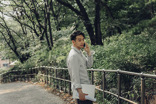 포토 JPG 주간 남자 여유 대학생 한명 서기 들기 상반신 20대 성인 취미 야외 옆모습 노트북 스마트폰 한국인 비즈니스맨 통화 성인남자한명만 국내포토 자연요소 1 학생 감정 뷰포인트 비즈니스 모션 사람 동양인 청년 전자제품 핸드폰 스마트기기 직장인 남자한명만 성인남자만 파일형식