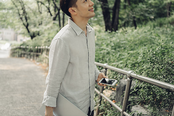포토 JPG 주간 남자 여유 대학생 한명 미소 들기 상반신 20대 성인 취미 야외 옆모습 노트북 스마트폰 걷기 한국인 비즈니스맨 성인남자한명만 국내포토 자연요소 1 학생 감정 뷰포인트 비즈니스 모션 표정 사람 동양인 청년 전자제품 핸드폰 스마트기기 직장인 남자한명만 성인남자만 파일형식
