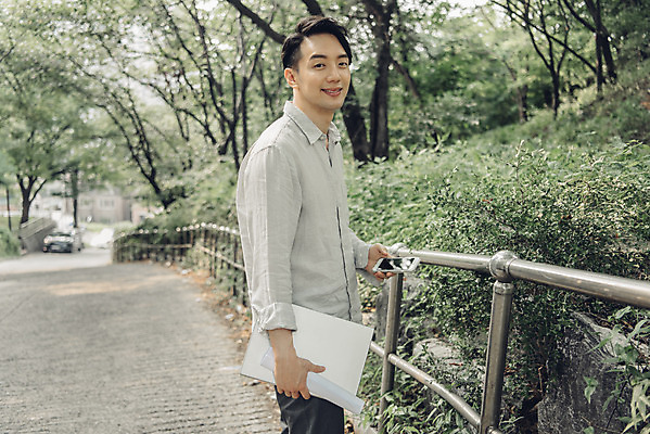 포토 JPG 주간 남자 여유 대학생 한명 서기 미소 들기 상반신 20대 성인 취미 야외 옆모습 노트북 스마트폰 한국인 비즈니스맨 성인남자한명만 국내포토 자연요소 1 학생 감정 뷰포인트 비즈니스 모션 표정 사람 동양인 청년 전자제품 핸드폰 스마트기기 직장인 남자한명만 성인남자만 파일형식