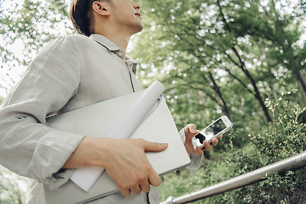 포토 JPG 주간 남자 여유 대학생 로우앵글 한명 서기 들기 상반신 20대 성인 취미 야외 옆모습 노트북 스마트폰 한국인 비즈니스맨 성인남자한명만 국내포토 자연요소 1 학생 감정 뷰포인트 비즈니스 모션 사람 동양인 청년 전자제품 핸드폰 스마트기기 직장인 남자한명만 성인남자만 파일형식
