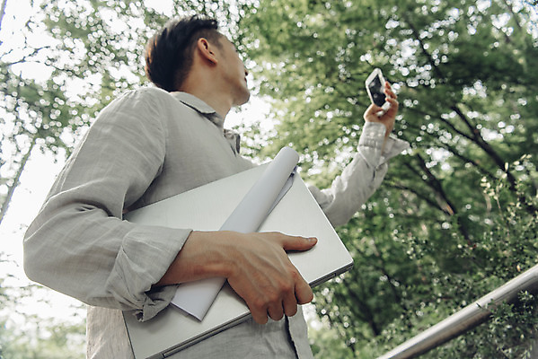 포토 JPG 주간 남자 여유 대학생 로우앵글 한명 들기 상반신 20대 성인 취미 야외 옆모습 노트북 스마트폰 걷기 사진촬영 한국인 비즈니스맨 성인남자한명만 국내포토 자연요소 1 학생 감정 뷰포인트 비즈니스 모션 사람 동양인 청년 전자제품 핸드폰 스마트기기 촬영 직장인 남자한명만 성인남자만 파일형식