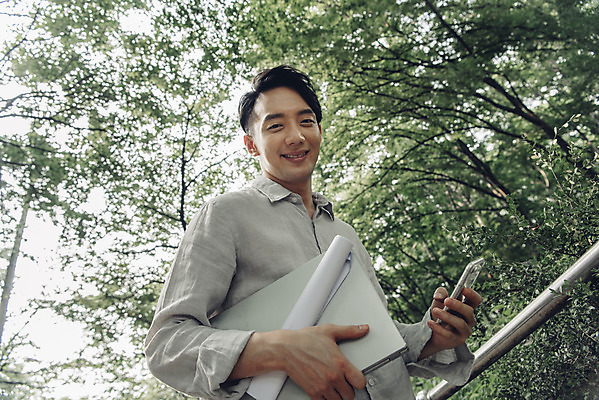 포토 JPG 주간 남자 여유 대학생 로우앵글 한명 서기 미소 들기 상반신 20대 성인 취미 야외 옆모습 노트북 스마트폰 한국인 비즈니스맨 성인남자한명만 국내포토 자연요소 1 학생 감정 뷰포인트 비즈니스 모션 표정 사람 동양인 청년 전자제품 핸드폰 스마트기기 직장인 남자한명만 성인남자만 파일형식