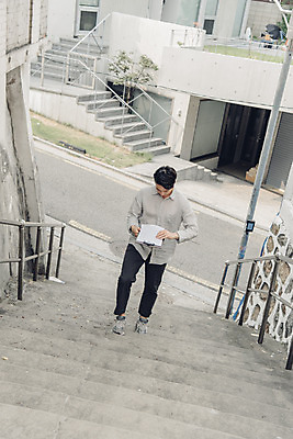 포토 JPG 주간 전신 남자 여유 대학생 한명 들기 20대 성인 취미 야외 앞모습 하이앵글 걷기 계단 한국인 비즈니스맨 문서 서류판 성인남자한명만 국내포토 자연요소 1 학생 감정 뷰포인트 비즈니스 모션 사람 동양인 청년 사무용품 직장인 남자한명만 성인남자만 파일형식
