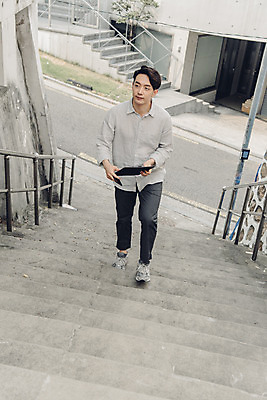 포토 JPG 주간 전신 남자 여유 대학생 한명 들기 20대 성인 취미 야외 앞모습 하이앵글 걷기 계단 한국인 비즈니스맨 문서 서류판 성인남자한명만 국내포토 자연요소 1 학생 감정 뷰포인트 비즈니스 모션 사람 동양인 청년 사무용품 직장인 남자한명만 성인남자만 파일형식
