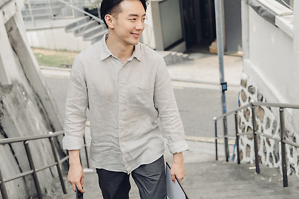 포토 JPG 주간 응시 남자 여유 대학생 한명 미소 들기 상반신 20대 성인 취미 야외 앞모습 걷기 계단 한국인 비즈니스맨 문서 서류판 성인남자한명만 국내포토 자연요소 1 학생 시선 감정 뷰포인트 비즈니스 모션 표정 사람 동양인 청년 사무용품 직장인 남자한명만 성인남자만 파일형식