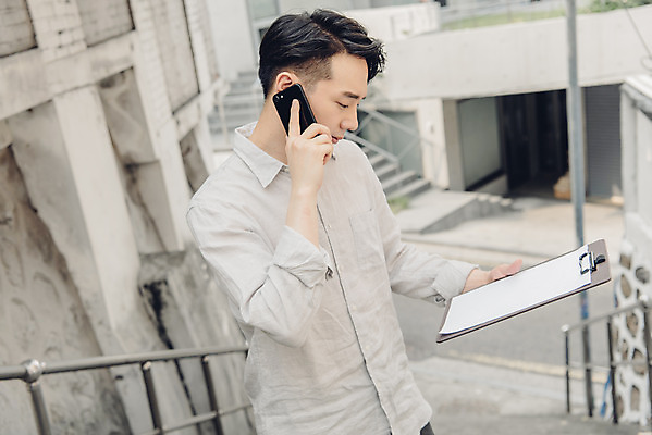 포토 JPG 주간 남자 여유 대학생 한명 서기 들기 상반신 20대 성인 취미 야외 옆모습 스마트폰 계단 한국인 비즈니스맨 문서 통화 서류판 성인남자한명만 국내포토 자연요소 1 학생 감정 뷰포인트 비즈니스 모션 사람 동양인 청년 핸드폰 스마트기기 사무용품 직장인 남자한명만 성인남자만 파일형식