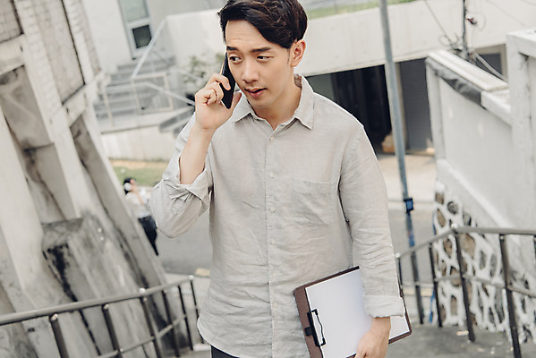 포토 JPG 주간 남자 여유 대학생 한명 서기 들기 상반신 20대 성인 취미 야외 앞모습 스마트폰 한국인 비즈니스맨 문서 통화 서류판 성인남자한명만 국내포토 자연요소 1 학생 감정 뷰포인트 비즈니스 모션 사람 동양인 청년 핸드폰 스마트기기 사무용품 직장인 남자한명만 성인남자만 파일형식