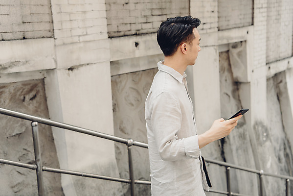 포토 JPG 주간 응시 남자 여유 대학생 한명 서기 들기 상반신 20대 성인 취미 야외 옆모습 스마트폰 한국인 비즈니스맨 문서 서류판 성인남자한명만 국내포토 자연요소 1 학생 시선 감정 뷰포인트 비즈니스 모션 사람 동양인 청년 핸드폰 스마트기기 사무용품 직장인 남자한명만 성인남자만 파일형식