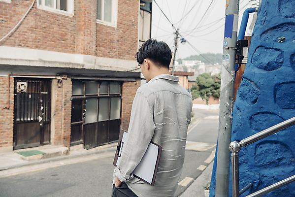 포토 JPG 주간 남자 여유 대학생 한명 서기 들기 상반신 20대 성인 취미 야외 뒷모습 한국인 비즈니스맨 문서 서류판 성인남자한명만 국내포토 자연요소 1 학생 감정 뷰포인트 비즈니스 모션 사람 동양인 청년 사무용품 직장인 남자한명만 성인남자만 파일형식