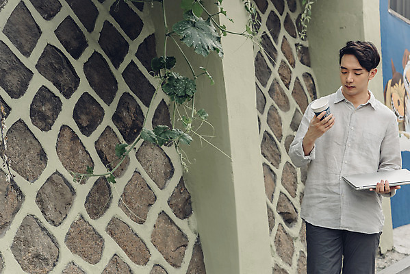 포토 JPG 주간 남자 여유 커피 대학생 한명 들기 상반신 20대 성인 취미 야외 앞모습 노트북 걷기 한국인 비즈니스맨 성인남자한명만 국내포토 자연요소 1 학생 감정 음료 뷰포인트 비즈니스 모션 사람 동양인 청년 전자제품 직장인 남자한명만 성인남자만 파일형식