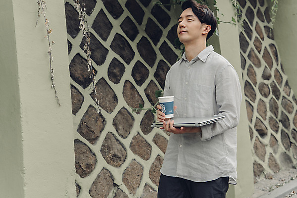 포토 JPG 주간 남자 여유 커피 대학생 한명 서기 들기 상반신 20대 성인 취미 야외 옆모습 노트북 한국인 비즈니스맨 성인남자한명만 국내포토 자연요소 1 학생 감정 음료 뷰포인트 비즈니스 모션 사람 동양인 청년 전자제품 직장인 남자한명만 성인남자만 파일형식