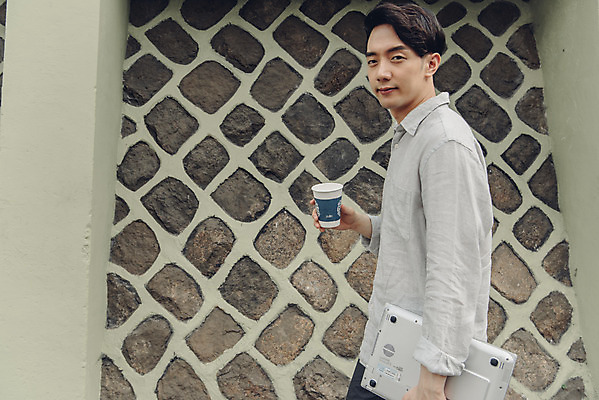 포토 JPG 주간 남자 여유 커피 대학생 한명 서기 들기 상반신 20대 성인 취미 야외 옆모습 노트북 한국인 비즈니스맨 성인남자한명만 국내포토 자연요소 1 학생 감정 음료 뷰포인트 비즈니스 모션 사람 동양인 청년 전자제품 직장인 남자한명만 성인남자만 파일형식