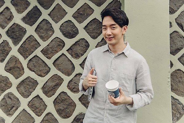 포토 JPG 주간 남자 여유 커피 대학생 한명 서기 들기 상반신 20대 성인 취미 야외 앞모습 노트북 한국인 비즈니스맨 성인남자한명만 국내포토 자연요소 1 학생 감정 음료 뷰포인트 비즈니스 모션 사람 동양인 청년 전자제품 직장인 남자한명만 성인남자만 파일형식