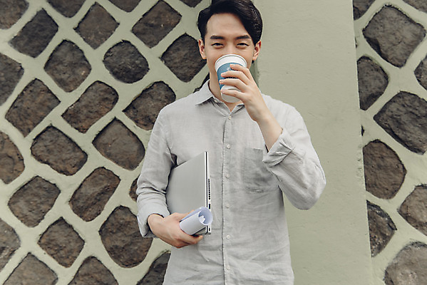 포토 JPG 주간 남자 여유 커피 대학생 한명 서기 들기 상반신 20대 성인 취미 야외 앞모습 노트북 한국인 비즈니스맨 성인남자한명만 국내포토 자연요소 1 학생 감정 음료 뷰포인트 비즈니스 모션 사람 동양인 청년 전자제품 직장인 남자한명만 성인남자만 파일형식