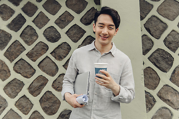 포토 JPG 주간 남자 여유 커피 대학생 한명 서기 들기 상반신 20대 성인 취미 야외 앞모습 노트북 한국인 비즈니스맨 성인남자한명만 국내포토 자연요소 1 학생 감정 음료 뷰포인트 비즈니스 모션 사람 동양인 청년 전자제품 직장인 남자한명만 성인남자만 파일형식