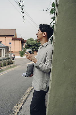 포토 JPG 주간 남자 여유 커피 대학생 휴식 한명 서기 들기 상반신 20대 성인 취미 야외 옆모습 노트북 기댐 한국인 비즈니스맨 성인남자한명만 국내포토 자연요소 1 학생 감정 음료 뷰포인트 컨셉 비즈니스 모션 사람 동양인 청년 전자제품 직장인 남자한명만 성인남자만 파일형식