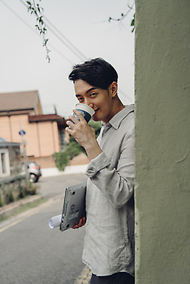 포토 JPG 주간 남자 여유 커피 대학생 한명 서기 들기 상반신 20대 성인 취미 야외 옆모습 노트북 한국인 비즈니스맨 성인남자한명만 국내포토 자연요소 1 학생 감정 음료 뷰포인트 비즈니스 모션 사람 동양인 청년 전자제품 직장인 남자한명만 성인남자만 파일형식