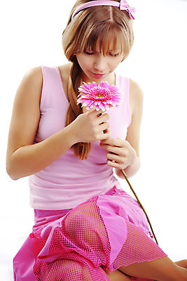 포토 JPG 해외이미지 학생 라이프스타일 헤어스타일 여자 꽃 분홍색 포즈 생각 땋은머리 건강 사랑 한명 사람 10대 청춘 금발 고통 낭만 추위 흰색 신선 만족 데이지 냄새 엮은 우울감 장식술 실종 해외202004 관능적 해외포토 식물 1 감정 컬러 컨셉 청소년 생활 장식 사건 파일형식