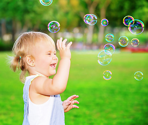 포토 JPG 해외이미지 백인 공원 여자 행복 어린이 장난 놀이 건강 한명 웃음 사람 야외 초록색 장난감 달리기 정원 봄 거품 기쁨 게임 아기 놀이터 불기 긍정 비누 걸음마 해외202004 해외포토 서양인 1 계절 공공시설 감정 컬러 컨셉 모션 표정 위생용품 파일형식