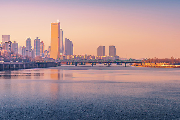 포토 JPG 해외이미지 아시아 여행 비즈니스 건축양식 산 서울 한국 안테나 동양인 풍경 사람없음 건물 금융 도시풍경 탑 텔레비전 어둠 황혼 새벽 도시 센터 N 도심 저녁 장면 지역 대도시 스카이라인 남쪽 해외202004 해외포토 자연요소 건축물 알파벳 건축 나라 통신 인종 경제 전자제품 일몰 야간 방향 파일형식