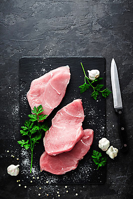 포토 JPG 해외이미지 음식 백그라운드 재료 부분 탁자 조류 파슬리 육류 요리 사람없음 주방 검은색 저녁식사 치킨 어둠 바위 신선 양념 상품 자르기 향신료 날것 소금 후추 칠면조 등심 생식 석판 카피스페이스 해외202004 해외포토 레이스천 동물 컬러 가구 채소 식재료 모션 식사 공백 돌_바위 직물 닭고기요리 향미료 파일형식