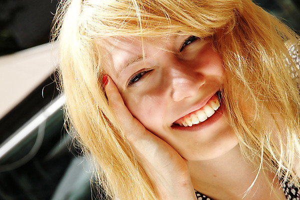 포토 JPG 해외이미지 백인 모델 라이프스타일 응시 여자 행복 감정 얼굴 휴식 한명 웃음 사람 성인 야외 빛 금발 햇빛 태양 맑음 기쁨 표현 치아 균형 피부 순수 공평 노려봄 내추럴 점화 해외202004 해외포토 자연요소 서양인 1 헤어스타일 시선 컨셉 날씨 표정 생활 신체부위 소화기관 파일형식