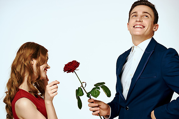 포토 JPG 해외이미지 백인 커플 여자 남자 포옹 미소 들기 상반신 성인 두명 장미 낭만 우아함 성인만 해외포토 서양인 꽃 컨셉 관계 안기 모션 표정 사람 파일형식 이미지허브