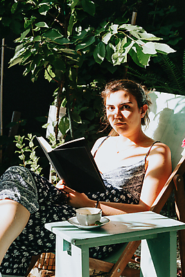 포토 JPG 해외이미지 주간 응시 여자 여유 여행 휴식 그림자 한명 들기 앉기 상반신 성인 야외 옆모습 책 독서 햇빛 다리꼬기 혼자 성인여자한명만 해외포토 자연요소 1 시선 감정 뷰포인트 컨셉 모션 사람 태양 여자한명만 성인여자만 파일형식 이미지허브