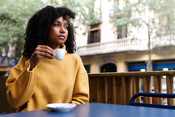 포토 JPG 해외이미지 주간 1 라이프스타일 여자 커피 음료 생각 탁자 휴식 한명 사람 앉기 야외 컵 노란색 식당 카페 표현 잡기 도시 커피잔 스웨터 고객 명상 카페테리아 에스프레소 심각 카피스페이스 해외포토 자연요소 식기 컬러 가구 컨셉 상의 모션 잔 생활 상점 공백 파일형식 이미지허브