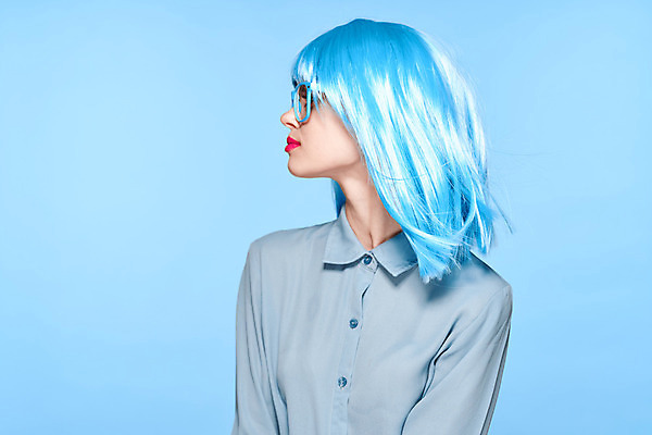 포토 JPG 해외이미지 여자 하늘색 한명 상반신 성인 앞모습 옆모습 가발 성인여자한명만 안경낌 힙스터 해외포토 1 패션 안경 뷰포인트 사람 파란색 여자한명만 성인여자만 파일형식 이미지허브