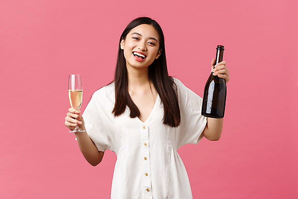 포토 JPG 해외이미지 여자 행복 한명 들기 동양인 이벤트 상반신 성인 파티 축하 샴페인 즐거움 샴페인잔 샴페인병 성인여자한명만 분홍색배경 해외포토 1 감정 분홍색 백그라운드 컨셉 술잔 모션 술병 주류 사람 인종 여자한명만 성인여자만 파일형식 이미지허브
