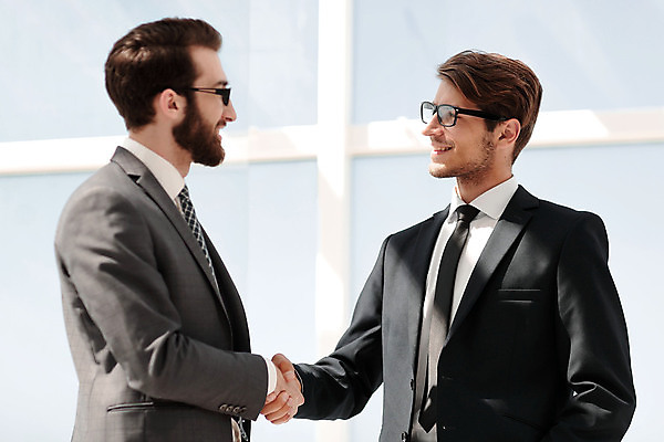 포토 JPG 해외이미지 남자 비즈니스 협력 악수 실내 협상 정장 상반신 성인 두명 옆모습 마주보기 비즈니스맨 성인남자만 안경낌 해외포토 옷 안경 뷰포인트 모션 사람 손짓 내부 직장인 남자만 성인만 파일형식 이미지허브