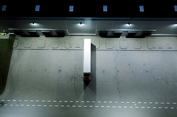 포토 JPG 해외이미지 공원 산업 도로 비즈니스 교통시설 자동차 사람없음 건물 트럭 화물 도시 센터 역 상품 정상 야간 주식 컨테이너 창고 상업 머리위 지역 트랙터 수납 짐차 무거움 트레일러 물류 슈퍼마켓 드론 분배 수입 터미널 해외포토 자연요소 건축물 공공시설 길 육상교통 교통 금융 상점 운송업 무게 농기계 시설 특수차량 파일형식 이미지허브