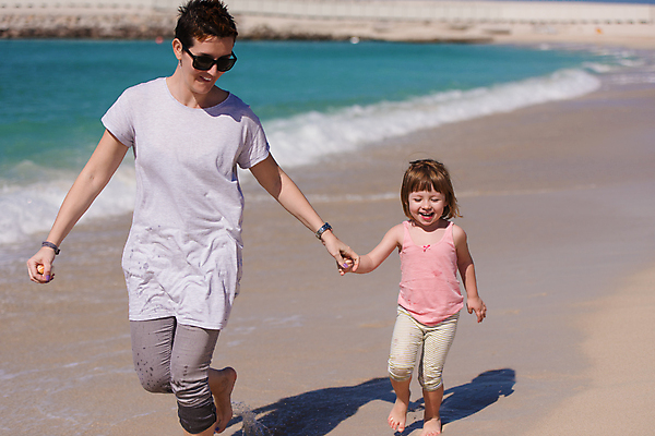 포토 JPG 해외이미지 주간 라이프스타일 딸 행복 어린이 모래 바다 여행 가족 엄마 휴가 함께함 사랑 사람 성인 야외 달리기 맑음 산책 기쁨 육아 아기 해외포토 자연요소 감정 컨셉 관계 모션 날씨 휴식 생활 파일형식 이미지허브