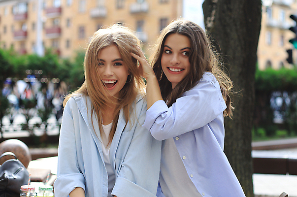 포토 JPG 해외이미지 주간 라이프스타일 여자 행복 장난 미소 웃음 상반신 성인 야외 두명 앞모습 아웃포커스 친구 만지기 성인여자만 해외포토 자연요소 감정 뷰포인트 관계 모션 촬영기법 표정 사람 생활 여자만 성인만 파일형식 이미지허브