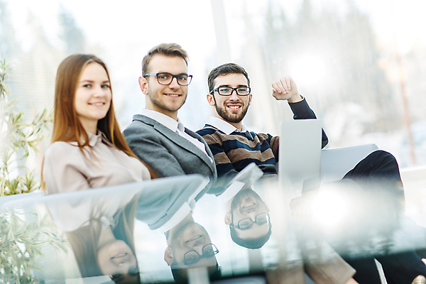 포토 JPG 해외이미지 백인 직업 응시 교육 백그라운드 컨셉 회사 비즈니스 통신 설계 함께함 사람 앉기 세명 사무실 머리 업무 그룹 손목시계 동료 직원 경영자 옷입기 경영 지원 인터랙티브 해외포토 서양인 시선 시계 장신구 관계 모션 신체부위 작업 리더 파일형식 이미지허브