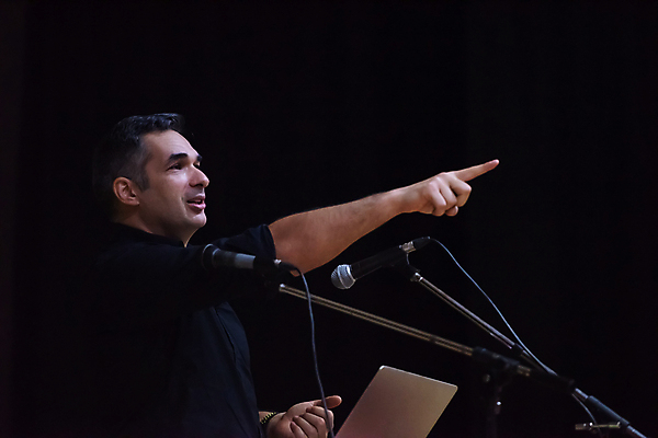 포토 JPG 해외이미지 남자 실내 한명 상반신 성인 옆모습 가리킴 강의 강당 마이크 세미나 성인남자한명만 해외포토 1 뷰포인트 음향기기 사람 손짓 내부 남자한명만 성인남자만 파일형식 이미지허브