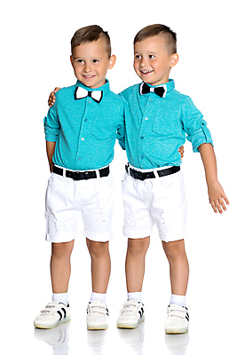 포토 JPG 해외이미지 백인 손 남자 행복 감정 유럽 얼굴 어린이 음식 백그라운드 2 장난 가족 함께함 실내 사랑 미소 사람 소년 두명 친구 줄무늬 우정 기쁨 흰색 표현 고립 남동생 해외포토 서양인 나라 컬러 컨셉 무늬 관계 표정 내부 신체부위 동생 파일형식 이미지허브