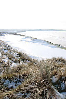 포토 JPG 해외이미지 구름 계절 스포츠 파도 바다 겨울 골프 하늘 아침 풍경 사람없음 야외 초록색 파란색 노란색 냉동 얼음 추위 게임 흰색 시골 깃발 강의 모래언덕 서리 봉 아일랜드 페어웨이 눈내림 해외포토 주간 자연요소 유럽 컬러 놀이 눈_날씨 구기 언덕 파일형식 이미지허브