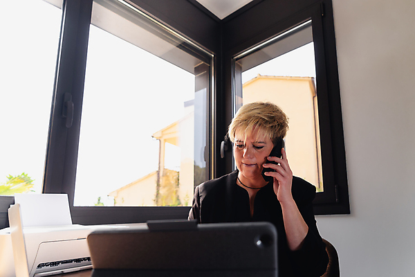 포토 JPG 해외이미지 백인 직업 라이프스타일 여자 인터넷 사업가 아침 모바일 휴식 실내 따뜻함 건강 한명 미소 치료 가로 노트북 스마트폰 뷰티 상점 스파 비즈니스우먼 고급 우아함 닫기 미용사 책상 명상 서비스 피부관리 약속 만들기 아로마테라피 테라피 주인 광 중소기업 해외포토 주간 서양인 1 가구 컨셉 회사 비즈니스 의학 모션 표정 사람 내부 생활 전자제품 핸드폰 스마트기기 직장인 파일형식 이미지허브