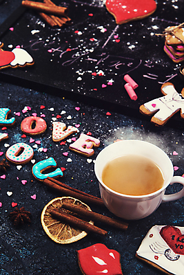 포토 JPG 해외이미지 검은배경 실내 사랑 사람없음 쿠키 건과일 시나몬스틱 아이러브유 진저쿠키 해외포토 감정 백그라운드 과일 디저트 건조 내부 검은색 시나몬 파일형식 이미지허브