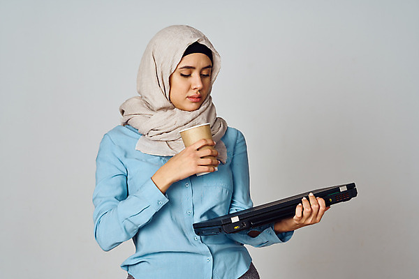 포토 JPG 해외이미지 직업 1 학생 전통 라이프스타일 여자 행복 얼굴 커피 백그라운드 인터넷 비즈니스 탁자 한명 미소 사람 앉기 성인 노트북 스마트폰 컴퓨터 사무실 뷰티 우주 목도리 재킷 흰색 업무 작업 비즈니스우먼 이슬람교 책상 베일 말레이시아 경영 아랍어 해외포토 잡화 감정 아시아 종교 음료 컬러 가구 모션 표정 생활 신체부위 전자제품 핸드폰 스마트기기 외투 직장인 파일형식 이미지허브