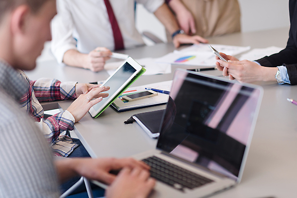 포토 JPG 해외이미지 손 남자 비즈니스 회의 실내 들기 여러명 상반신 성인 앞모습 옆모습 아웃포커스 신체부위 노트북 태블릿 소프트포커스 성인만 해외포토 뷰포인트 다수 모션 촬영기법 사람 내부 전자제품 스마트기기 파일형식 이미지허브