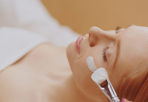 포토 JPG 해외이미지 여자 실내 한명 근접촬영 상반신 성인 옆모습 아웃포커스 뷰티 눈감음 붓 피부관리 바르기 팩 성인여자한명만 갈색배경 해외포토 1 뷰포인트 백그라운드 모션 촬영기법 사람 내부 갈색 화장품 여자한명만 성인여자만 파일형식 이미지허브