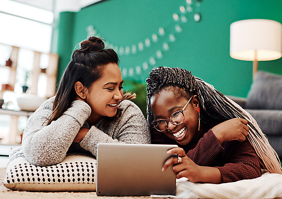 포토 JPG 해외이미지 여자 엎드리기 휴식 함께함 실내 웃음 상반신 성인 두명 앞모습 친구 태블릿 우정 감상 잡기 즐거움 성인여자만 해외포토 감정 뷰포인트 컨셉 관계 모션 표정 사람 내부 전자제품 스마트기기 여자만 성인만 파일형식 이미지허브