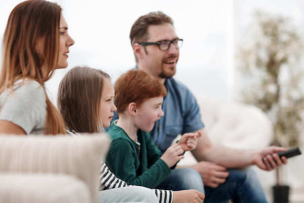 포토 JPG 해외이미지 응시 여자 남자 딸 행복 아들 어린이 거실 가족 엄마 휴식 함께함 웃음 들기 앉기 소년 여러명 상반신 성인 옆모습 아웃포커스 소파 손들기 텔레비전 아빠 해외포토 시선 감정 뷰포인트 다수 컨셉 의자 관계 모션 촬영기법 표정 사람 전자제품 파일형식 이미지허브