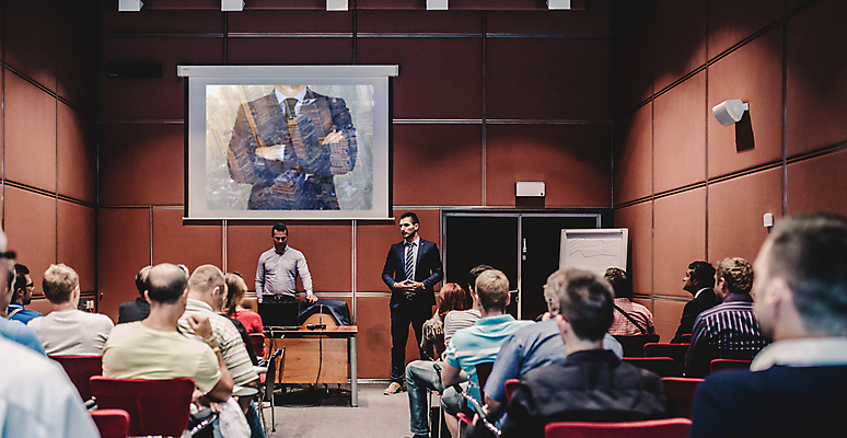 포토 JPG 해외이미지 전신 여자 남자 실내 서기 여러명 상반신 성인 앞모습 뒷모습 팔짱 비즈니스맨 강의 강당 롤스크린 세미나 성인만 해외포토 뷰포인트 다수 비즈니스 모션 사람 내부 스크린 직장인 파일형식 이미지허브