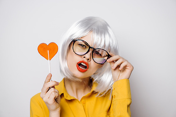 포토 JPG 해외이미지 여자 안경 막대사탕 한명 들기 상반신 성인 앞모습 하트 은색 가발 성인여자한명만 힙스터 해외포토 모양 1 잡화 패션 뷰포인트 컬러 모션 사탕 사람 여자한명만 성인여자만 파일형식 이미지허브